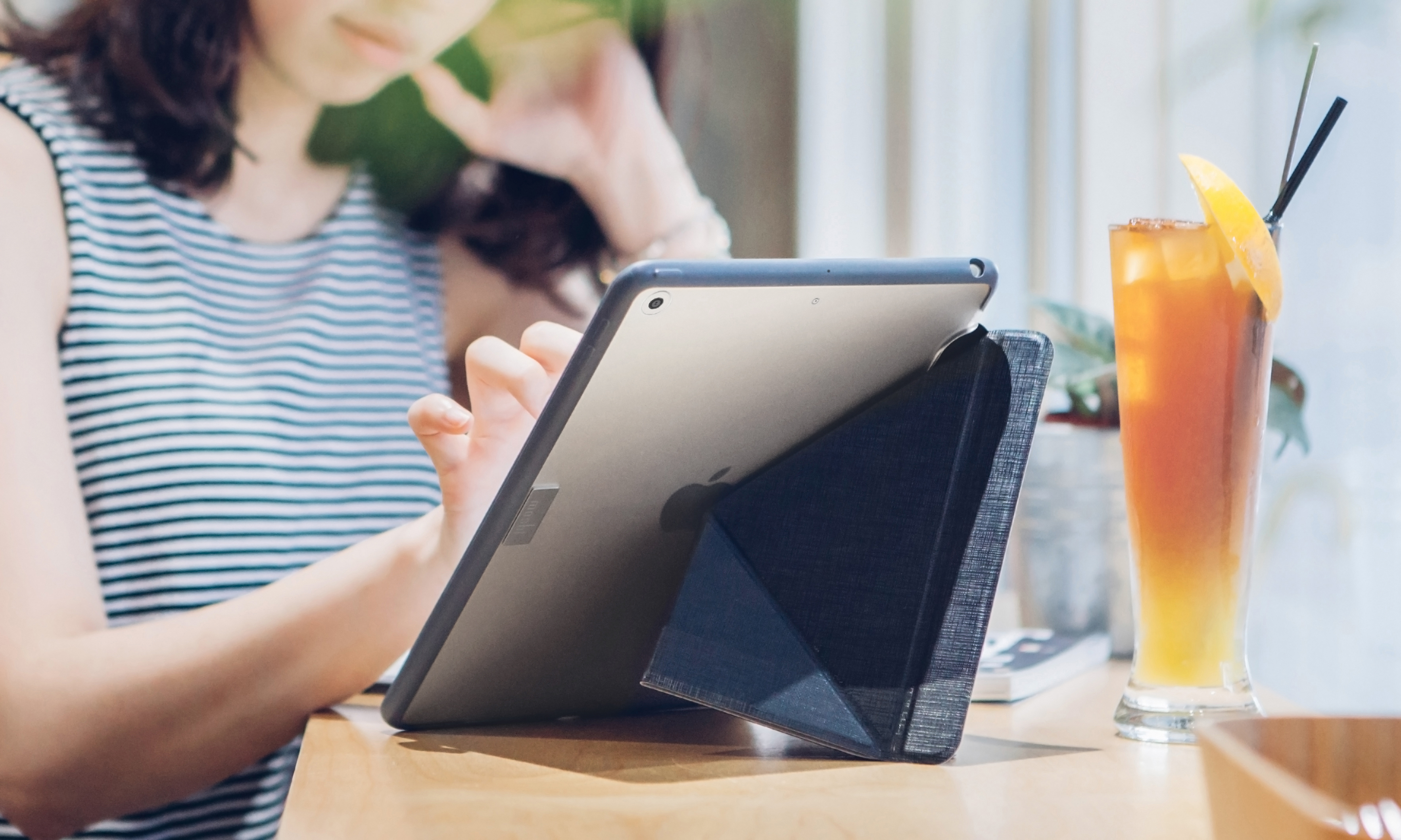 VersaCover_for_iPad_2017_lifestyle_2.jpg